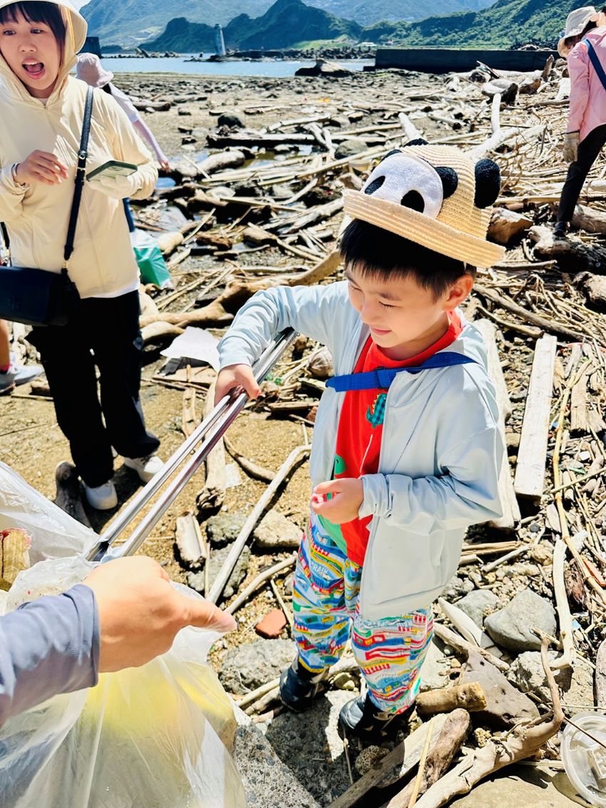 護病也護海! 臺北醫院護理師三度淨灘守護海岸線 10 《圖說》小朋友公益善行不落人後踴躍參與。〈臺北醫院提供〉
