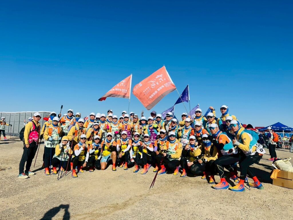 %E5%9C%96%E8%AA%AA%E4%B8%80%EF%BC%8C%E8%BF%8E%E6%8E%A5%E6%9D%B1%E6%B5%B7%E5%A4%A7%E5%AD%B8%E4%B8%83%E5%8D%81%E9%80%B1%E5%B9%B4%EF%BC%8C%E6%A0%A1%E9%95%B7%E5%BC%B5%E5%9C%8B%E6%81%A9%E8%88%87EMBA%E6%A0%A1%E5%8F%8B%E6%9C%83%E7%90%86%E4%BA%8B%E9%95%B7%E6%9E%97%E6%AD%A3%E9%9B%84%E7%8E%87%E9%A0%98%E5%8F%B2%E4%B8%8A%E6%9C%80%E5%A4%A7%E8%A6%8F%E6%A8%A1%E3%80%8C%E4%B8%83%E5%8D%81%E4%BA%BA%E5%9C%98%E9%9A%8A%E3%80%8D%E6%8C%91%E6%88%B0%E5%A4%A7%E9%99%B8%E6%95%A6%E7%85%8C%E6%88%88%E5%A3%81%E5%A4%A7%E6%BC%A0%E3%80%82