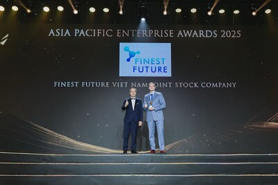 芬蘭未來教育(Finest Future)執行長 Tuomas Aleksi Tiilikainen 先生於 2025 年亞太傑出企業獎(APEA)典禮上領取「企業躍進獎」(PRNewsfoto/Finest Future Vietnam Joint Stock Company) 芬蘭未來教育(Finest Future)執行長 Tuomas Aleksi Tiilikainen 先生於 2025 年亞太傑出企業獎(APEA)典禮上領取「企業躍進獎」(PRNewsfoto/Finest Future Vietnam Joint Stock Company)