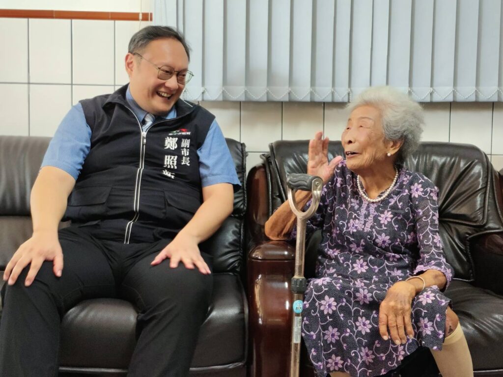 %E9%84%AD%E5%89%AF%E5%B8%82%E9%95%B7%E8%88%87%E6%B4%AA%E6%9D%8E%E8%8B%B1%E5%AC%8C%E9%98%BF%E5%AC%A4%E9%96%8B%E5%BF%83%E8%AB%87%E8%A9%B11