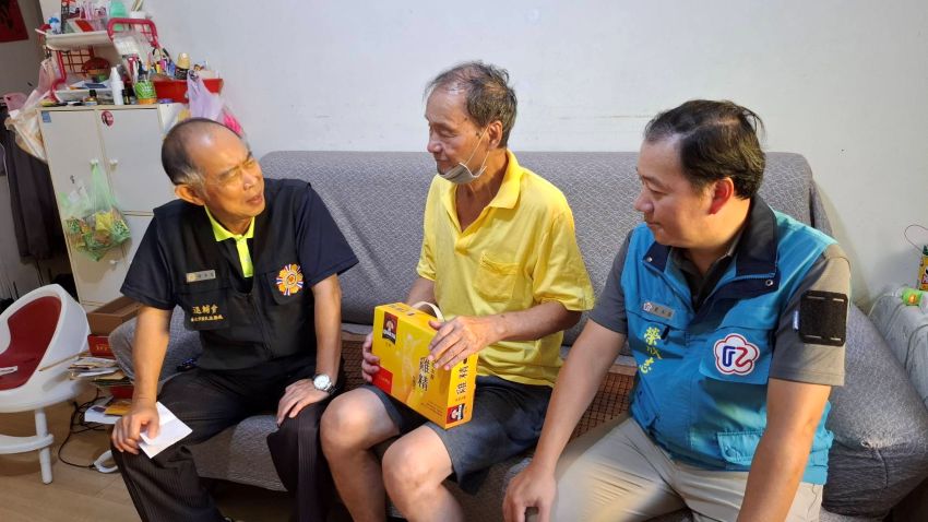 《圖說》臺北市榮服處副處長徐木生〈左〉今日偕同輔導員及社區服務組長前往文山區進行關懷訪視。〈臺北市榮服處提供〉