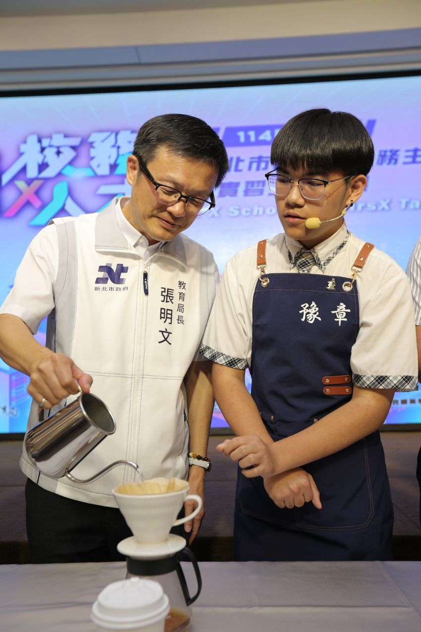 校園行政最強助攻 新北「AI×校務×人才」三大行動上路 6 《圖說》豫章工商學生指導張明文局長手沖咖啡。〈教育局提供〉
