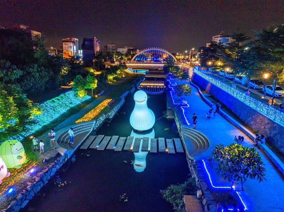 「鹿港光影躍國際、大佛綠意共榮耀」 鹿港溪光環境、小鎮光影藝術節及大佛綠地森呼吸營造 共榮獲8項國內外大獎殊榮 | 索引新聞 INDEX News 「鹿港光影躍國際、大佛綠意共榮耀」 鹿港溪光環境、小鎮光影藝術節及大佛綠地森呼吸營造 共榮獲8項國內外大獎殊榮 | 索引新聞 INDEX News