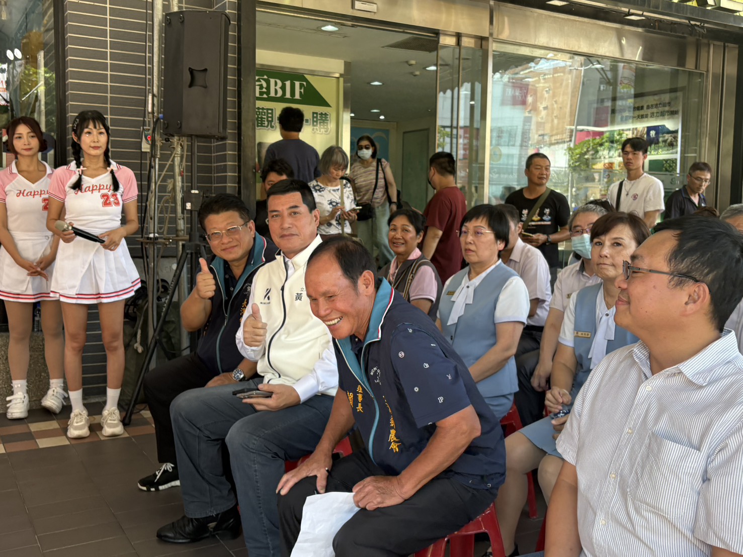 「長濱金剛紅不浪」雜糧季展售會在板橋活力超市前廣場開幕，黃仁現身力挺家鄉農產品，並邀請民眾一同感受東海岸的豐饒與熱情。(圖／黃仁國會辦公室)