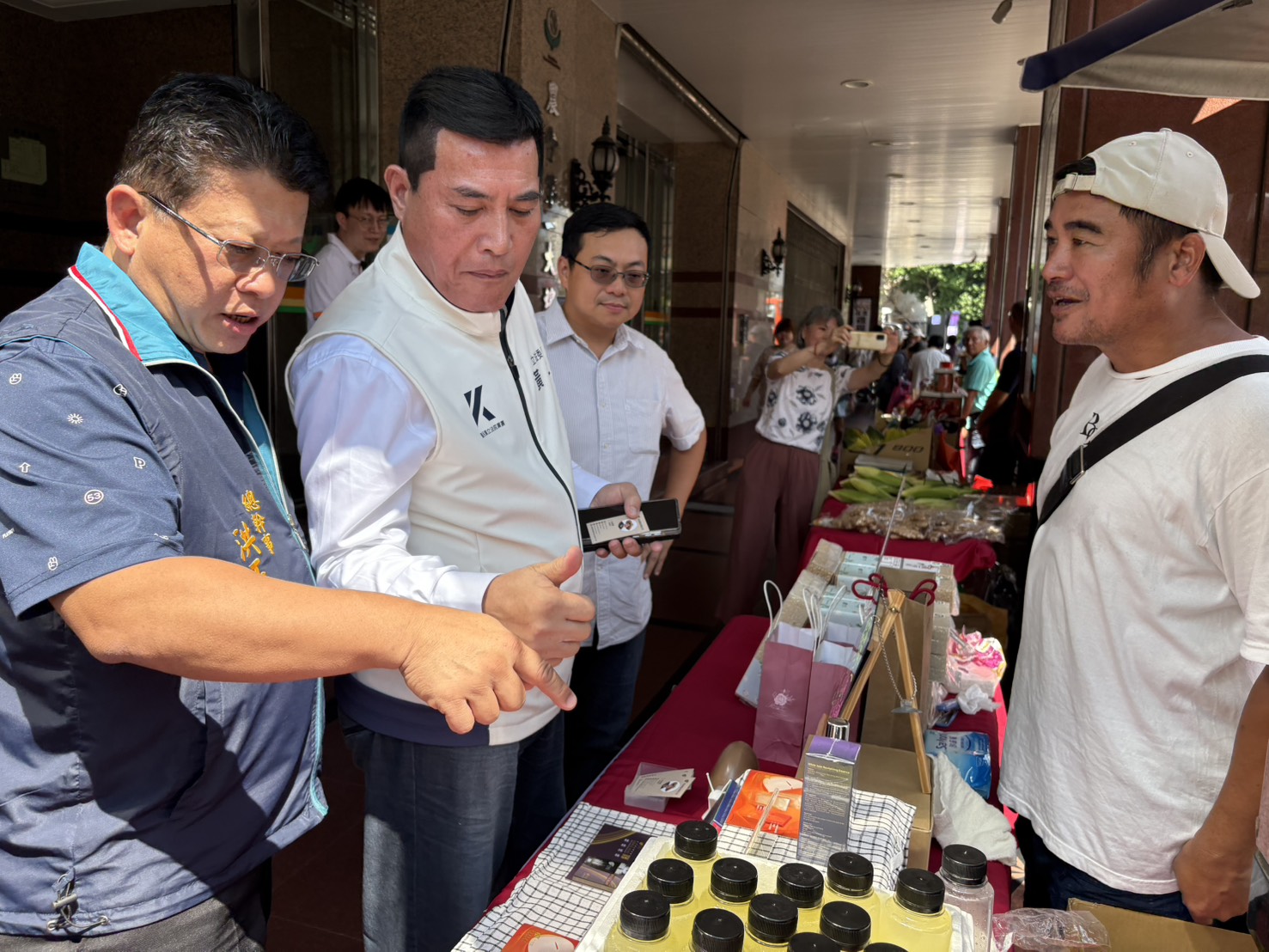 讚！黃仁親自引導體驗並推崇來自台東長濱家鄉的各類農特產品。(圖／黃仁國會辦公室)