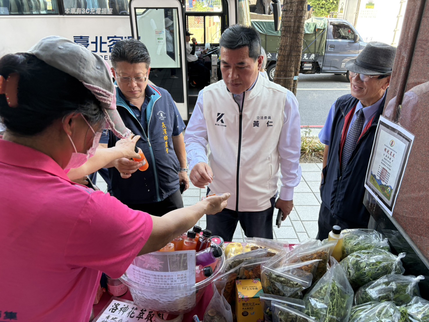 黃仁驚喜現身，受到參加展售的家鄉原住民族人熱情歡迎。(圖／黃仁國會辦公室)