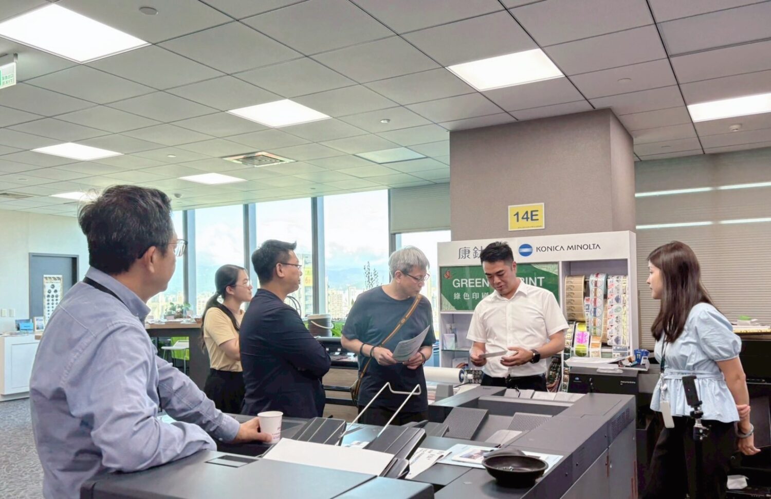 康鈦科技展示「AccurioPro Flux」智慧印刷管理系統，說明AI自動排程與雲端拼版技術如何協助印刷業者提升效率。（圖／記者林照東翻攝）