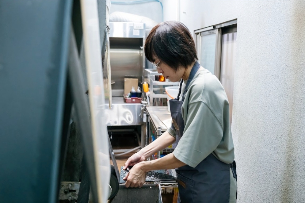 圖▲郁婷專注地在處理玻璃過程。