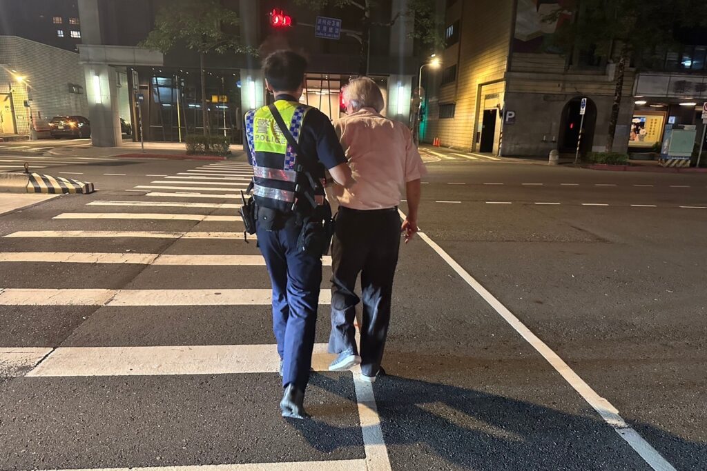 暖警即刻救援 七旬翁路倒頭暈 警化身 安全引路人 4 MEITU 20251015 091039470