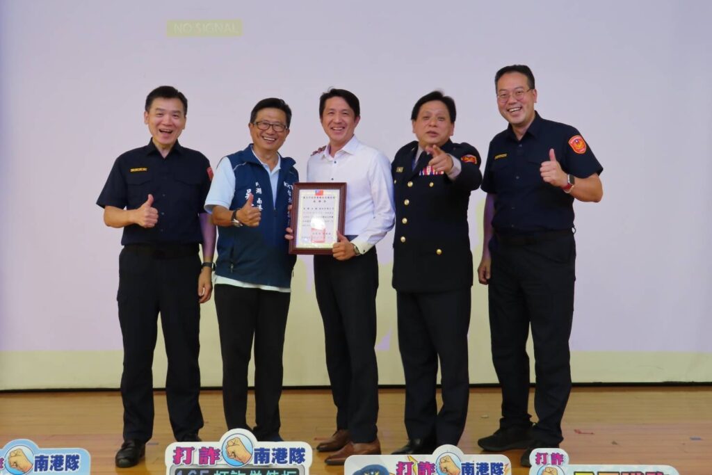 南港分局首創 下午茶自助BAR 治安會議 軍警民熱烈交流及宣導防詐 23 MEITU 20251015 091936735