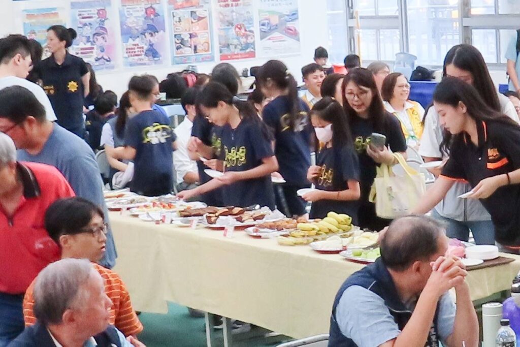 南港分局首創 下午茶自助BAR 治安會議 軍警民熱烈交流及宣導防詐 27 MEITU 20251015 092205169