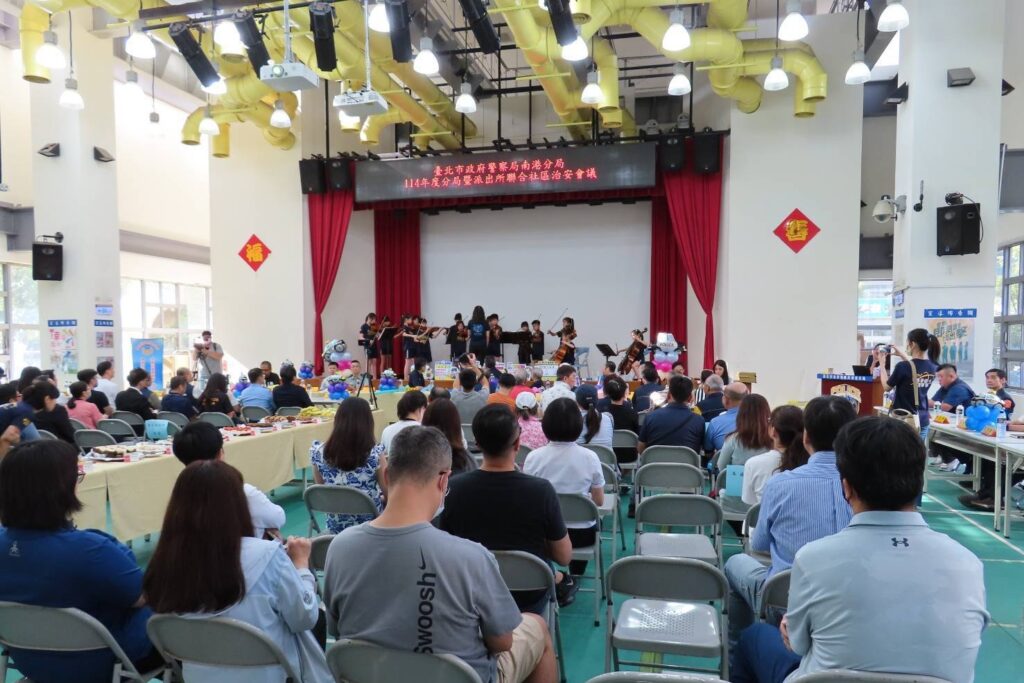 南港分局首創 下午茶自助BAR 治安會議 軍警民熱烈交流及宣導防詐 28 MEITU 20251015 092223108