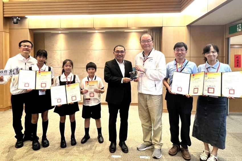 《圖說》全國科展第一名師生於市政會議獻獎，圖為網溪國小獲獎師生，左一教育局長張明文。〈教育局提供〉