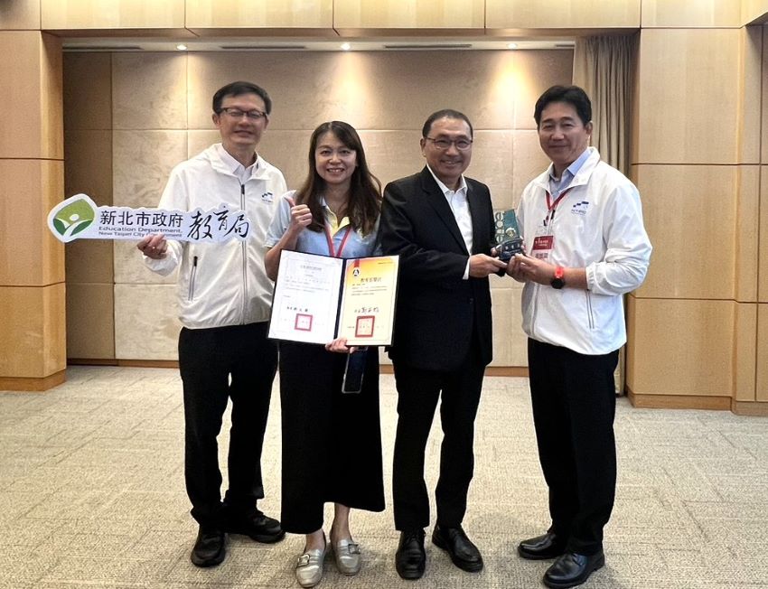 《圖說》全國科展第一名師生於市政會議獻獎，圖為新和國小指導教師及校長。〈教育局提供〉