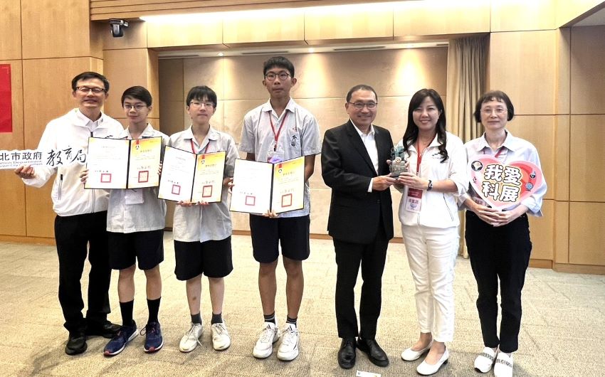 《圖說》全國科展第一名師生於市政會議獻獎，圖為文山國中獲獎學生、主任及校長。〈教育局提供〉