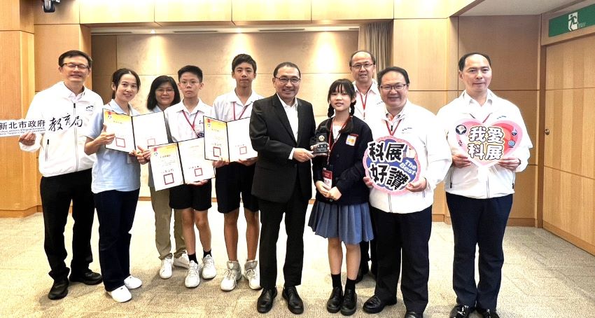 《圖說》全國科展第一名師生於市政會議獻獎，圖為三芝國小獲獎師生。〈教育局提供〉