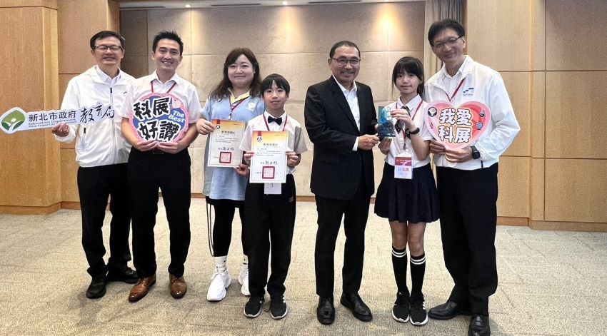 《圖說》全國科展第一名師生於市政會議獻獎，圖為中山國小獲獎師生。〈教育局提供〉