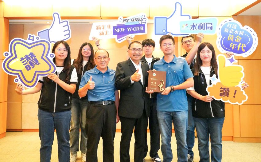 《圖說》114年度全國下水道局限空間出入坑作業評鑑勇奪特優，水利局長宋德仁〈〉今日率團隊於市政會議將優異成果獻給市長侯友宜。〈水利局提供〉