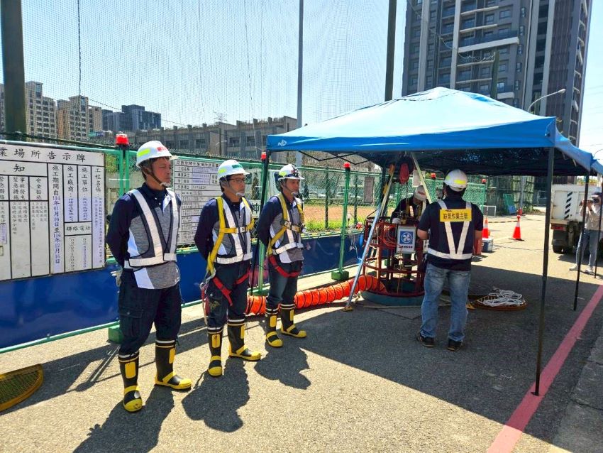 《圖說》下水道局限空間出入坑作業評鑑演練，廠商展現專業與紀律，獲得評審肯定。〈水利局提供〉