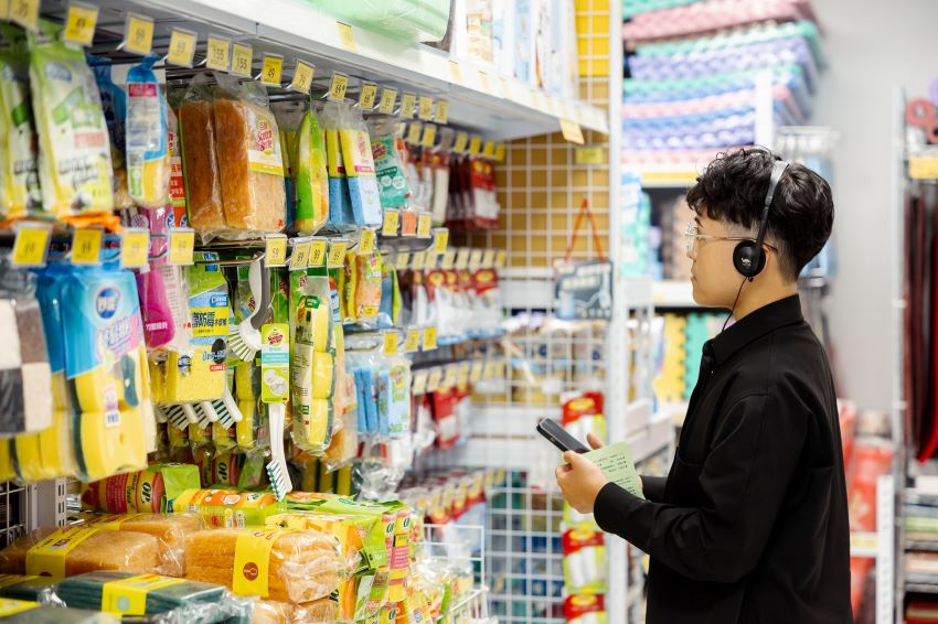 《圖說》「小北百貨板橋中正店」同步展出「今日購物清單」，民眾體驗找我劇場的《非官方導覽》語音創作。〈攝影／潘怡安〉