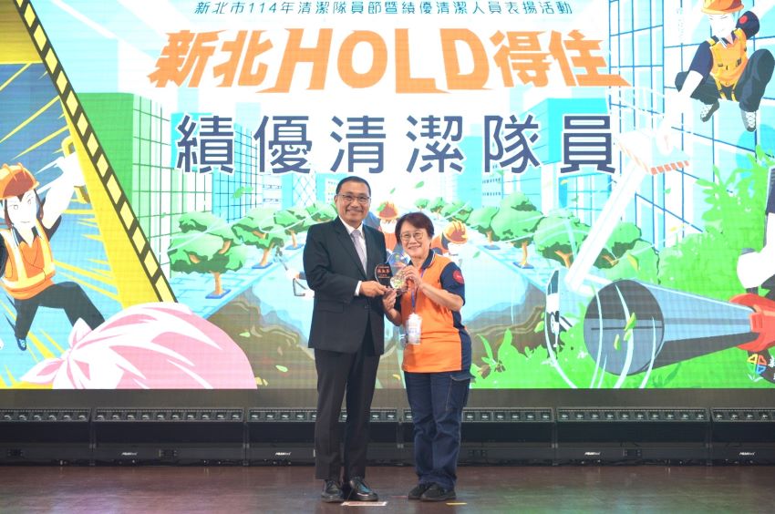 《圖說》三重區隊張淑芬獲頒績優清潔隊員。〈環保局提供〉
