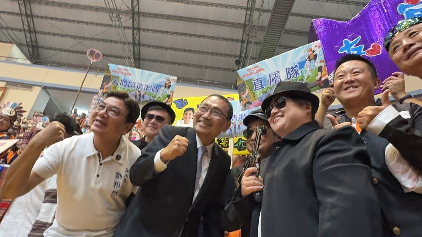 《圖說》市長侯友宜與隊員熱情互動合影。〈環保局提供〉