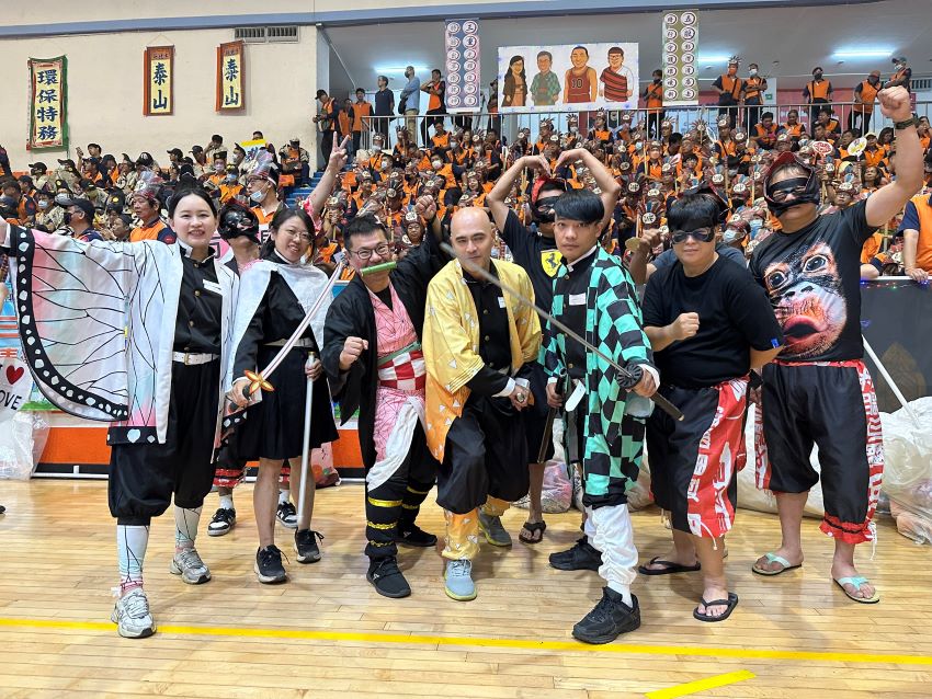 《圖說》隊員悉心裝扮參與環保創意競賽。〈環保局提供〉