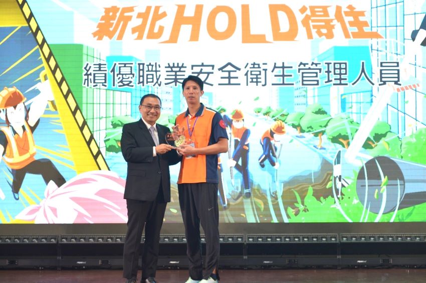 《圖說》貢寮區隊吳旻諺獲頒績優職安衛管理人員。〈環保局提供〉