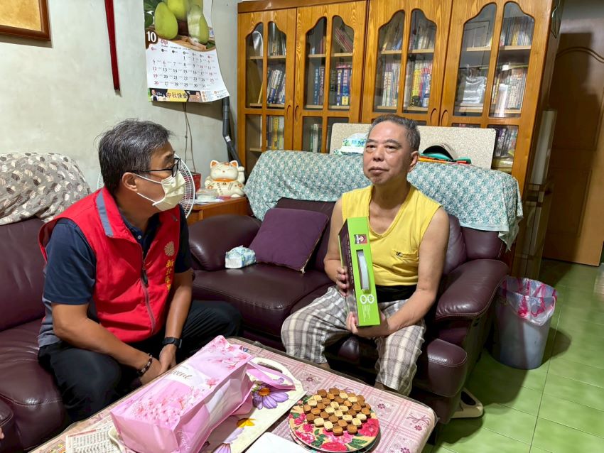 傳遞溫暖關懷 新北榮服處訪視新莊榮民眷 4 《圖說》李毓錫副處長訪視榮民范伯伯並致贈營養品。〈新北榮服處提供〉