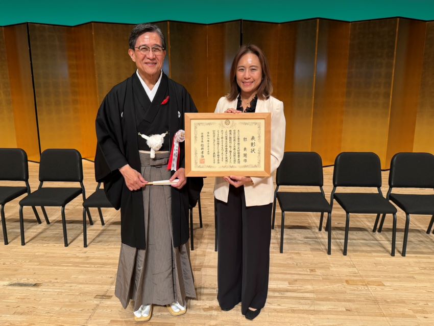 《圖說》京都市長松井孝治親自頒發郭貞慧「國際交流推進特別表彰」。〈郭貞慧提供〉