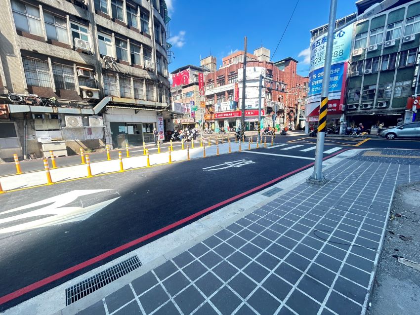 《圖說》路口增設行穿線與標線型人行道，增設實體人行道，提升該區域人行安全。〈板橋公所提供〉