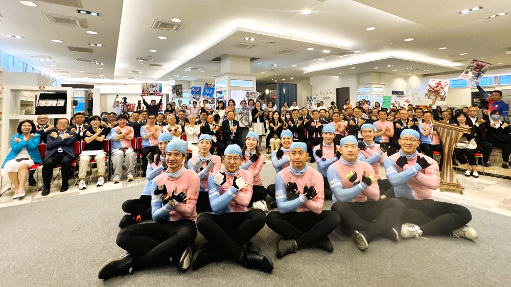 圖▲【千里傳愛-單車公益環台】活動，2025邁入第16年，在出發記者會上近200位來自產壽險同業、磐石集團夥伴、友好贊助企業齊為傳愛騎士加油打氣！(圖/磐石集團提供)