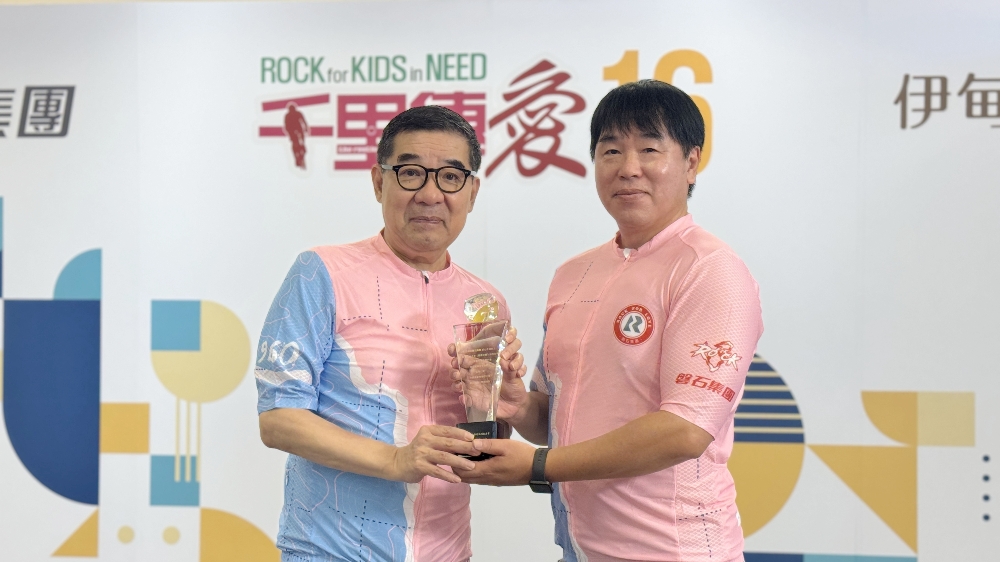 圖▲伊甸基金會何天元副執行長(右)頒發感謝獎牌給磐石集團陳照董事長(左)，感謝磐石集團持續16年關心偏鄉公益，實現企業社會責任，把愛傳遞到臺灣最需要的角落！ 