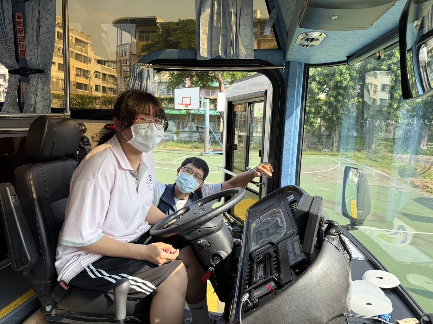 機關攜手推動交通安全教育 高雄區監理所與行政院南部聯合服務中心前往校園宣導 | 索引新聞 INDEX News 機關攜手推動交通安全教育 高雄區監理所與行政院南部聯合服務中心前往校園宣導 | 索引新聞 INDEX News