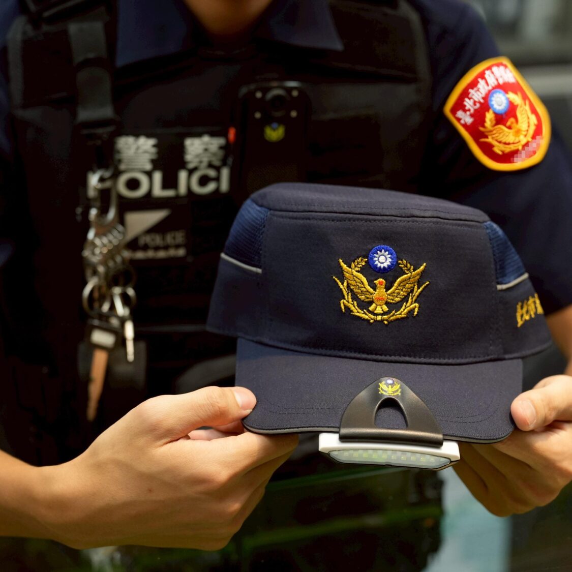 綠廣興業有限公司捐贈之高亮度、輕量化警用帽沿燈。(翻攝畫面)