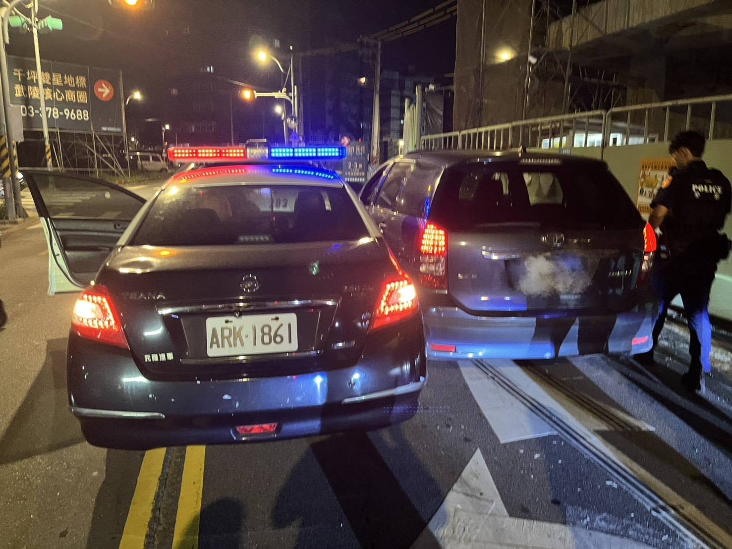 警方巡邏發現一輛自小客車違規拒檢逃逸、衝撞警車，立刻通報警網，最終開5槍制伏嫌犯。（記者翻攝）