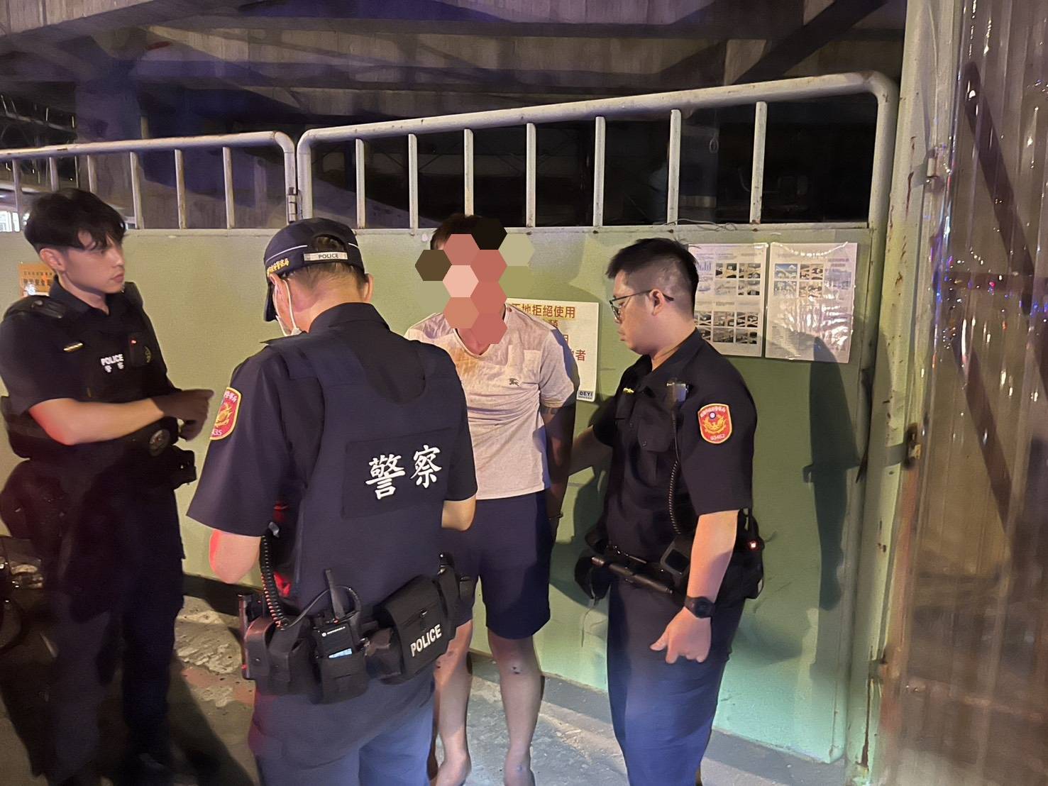 駕駛黃男共涉及闖紅燈8次、逆向9次、蛇行及無照駕駛等違規行為，罰鍰金額最高可達14萬元。（記者翻攝）