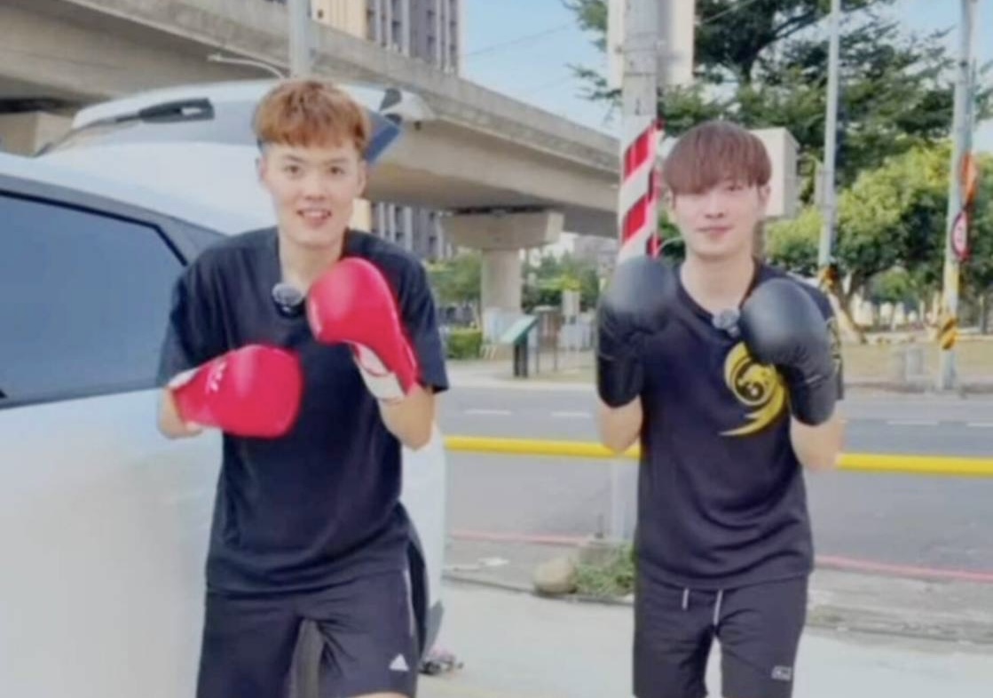 數學肌肉男吳星毅（左）與陳勇正（右）於戶外拍攝防身教育短片，實際演練拳擊防守技巧，透過趣味互動傳達安全意識。（圖／陳勇正提供）