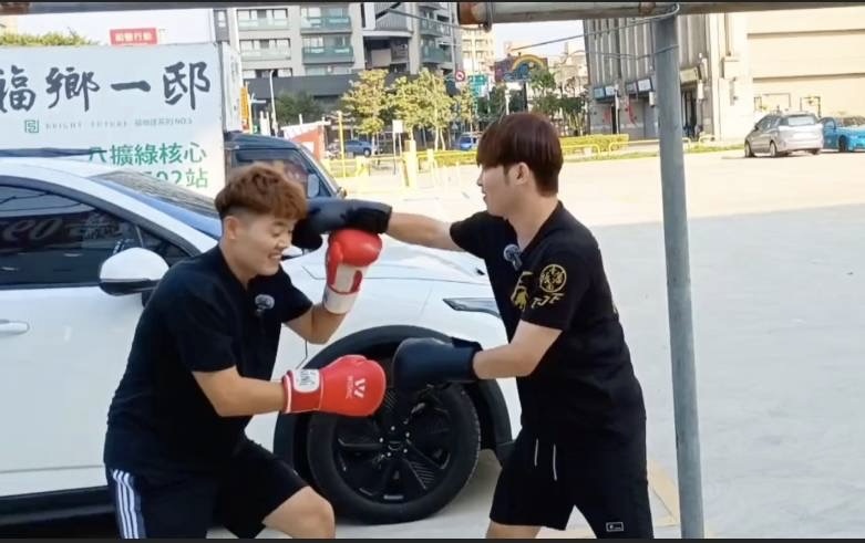 兩人換上拳擊手套，展現「理性＋肌力」的跨界象徵，以親民方式推廣防身教育，吸引網友熱烈關注。（圖／陳勇正提供）