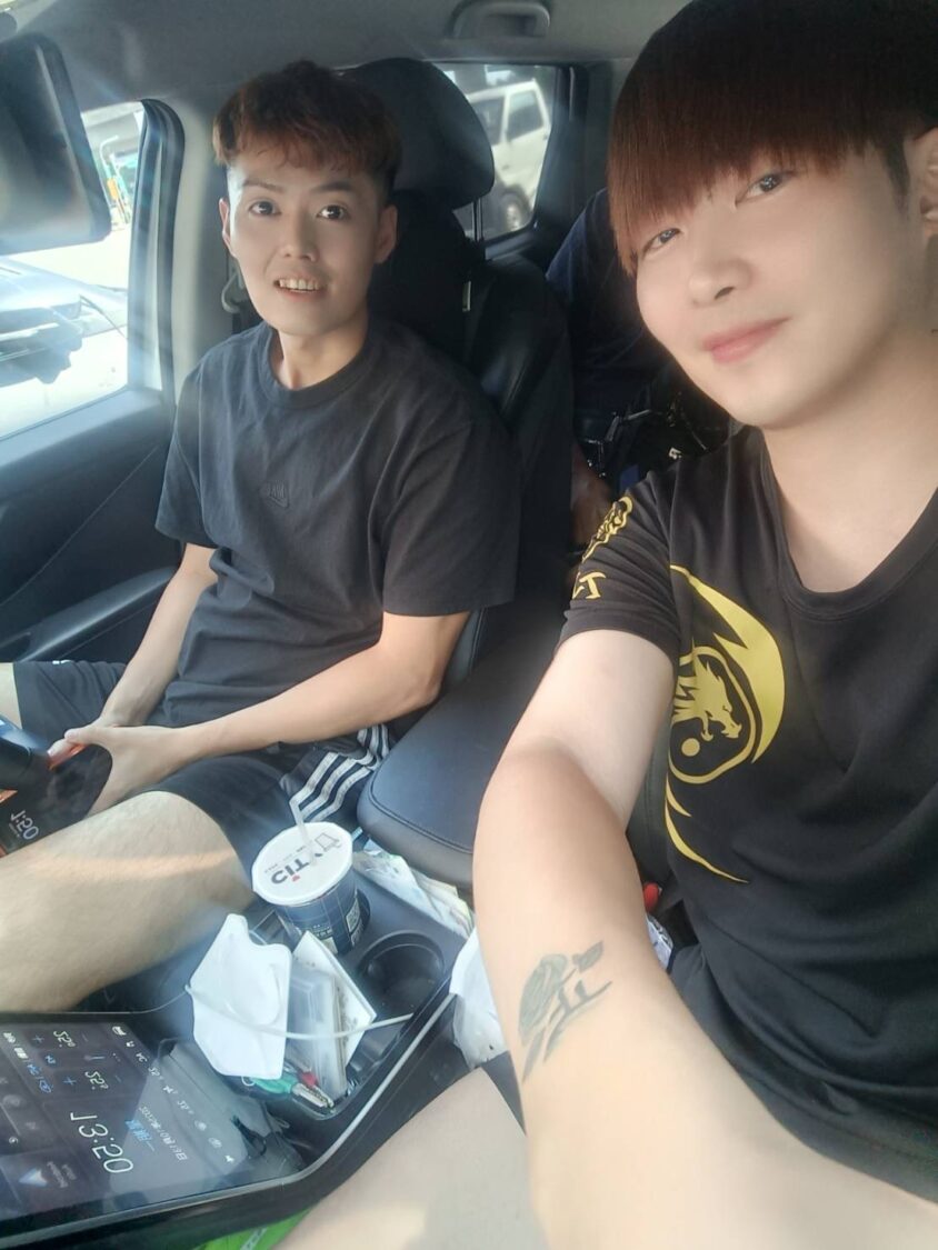 拍攝間歇，吳星毅與陳勇正於車內合影留念，展現默契與輕鬆氛圍，準備迎接下一段錄影挑戰。（圖／陳勇正提供）