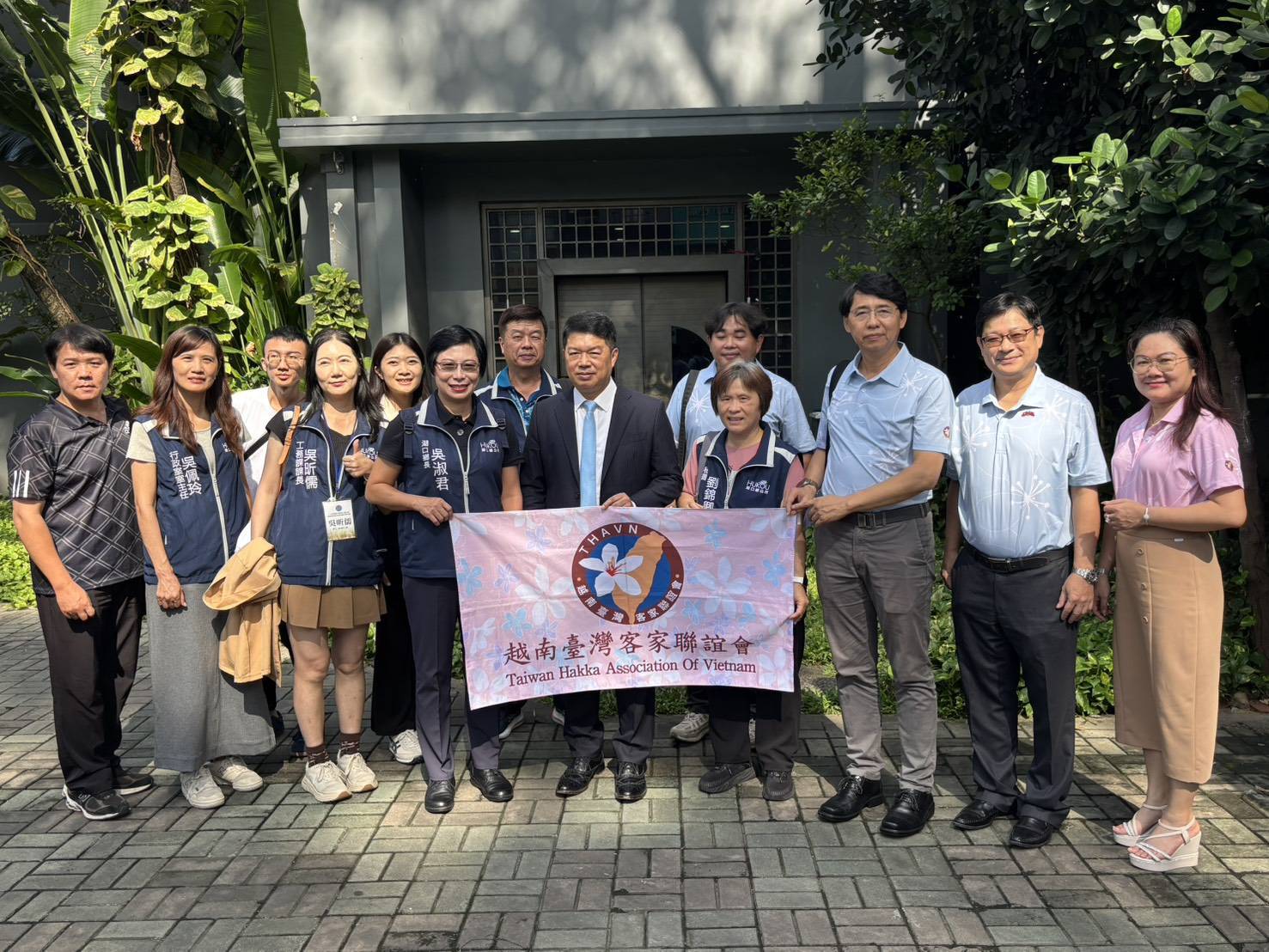 新竹湖口鄉訪越考察城鄉規劃 臺越客家社群深化三方交流 | 索引新聞 INDEX News 越南臺灣客家聯誼會:歡迎台灣湖口鄉嫏長及客家鄉親訪越 合影2