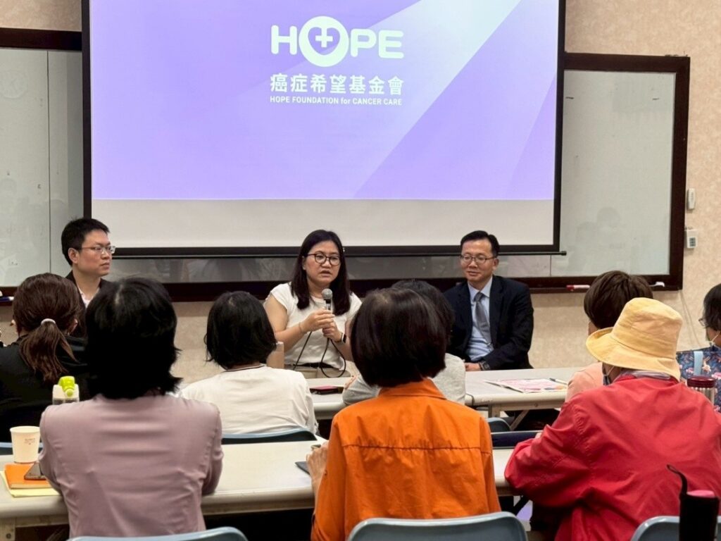 「生病後更要愛自己」 歷經HER2乳癌腦轉移她用旅遊與愛陪伴自己 2 %E7%99%8C%E7%97%87%E5%B8%8C%E6%9C%9B%E5%9F%BA%E9%87%91%E6%9C%83%E8%88%89%E8%BE%A6%E4%B9%B3%E7%99%8C%E5%AD%B8%E7%BF%92%E7%87%9F%EF%BC%8C%E7%94%B1%E5%8F%B0%E4%B8%AD%E6%85%88%E6%BF%9F%E4%B9%B3%E6%88%BF%E9%86%AB%E5%AD%B8%E4%B8%AD%E5%BF%83%E4%B8%BB%E4%BB%BB%E6%9E%97%E9%87%91%E7%91%A4%E5%8F%B31%E3%80%81%E4%B8%AD%E5%9C%8B%E9%99%84%E9%86%AB%E4%B9%B3