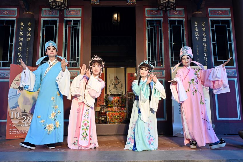 新北敬老獻藝歌仔戲10/26開鑼 免費入場券明發放 6 《圖說》114年「敬老獻藝歌仔戲」記者會於林家花園定靜堂登場,議員劉美芳、張嘉玲、呂家愷及陳家琪同台演出精采歌仔戲片段。〈新聞局提供〉