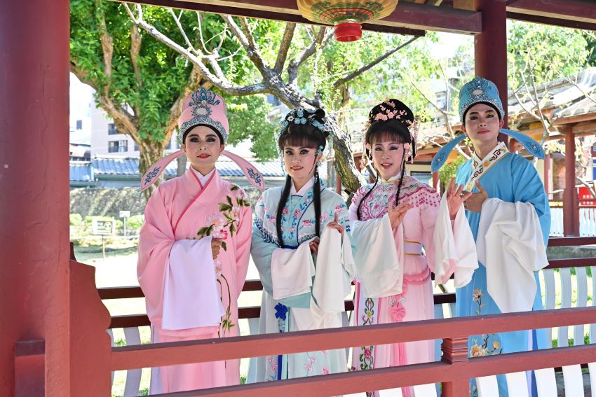 新北敬老獻藝歌仔戲10/26開鑼 免費入場券明發放 7 《圖說》議員劉美芳、張嘉玲、呂家愷及陳家琪扮雙生雙旦表演,邀請市民26日晚間7點至市府多功能集會堂共賞好戲。〈新聞局提供〉