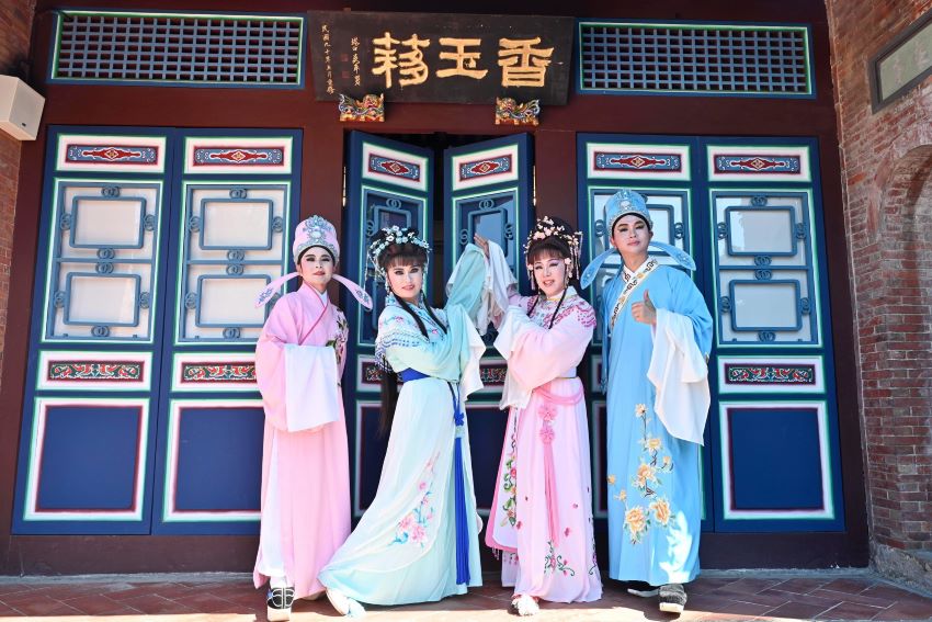 新北敬老獻藝歌仔戲10/26開鑼 免費入場券明發放 8 《圖說》議員劉美芳、張嘉玲、呂家愷及陳家琪著歌仔戲服於林家花園宣傳劇碼《半幅圍裙》。〈新聞局提供〉