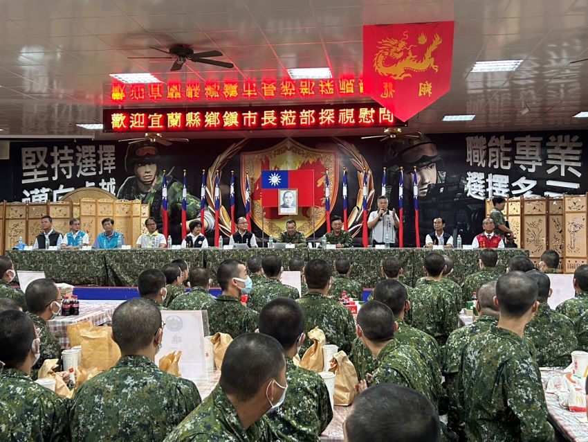 《圖說》宜蘭縣軍人服務站長何中南〈〉代表役男和徵屬向鄉、鎮、市長表達謝意，感謝他們在百忙中仍帶著滿滿的關懷來探視犒勞服役中的鄉親子弟。〈宜蘭軍服站提供〉