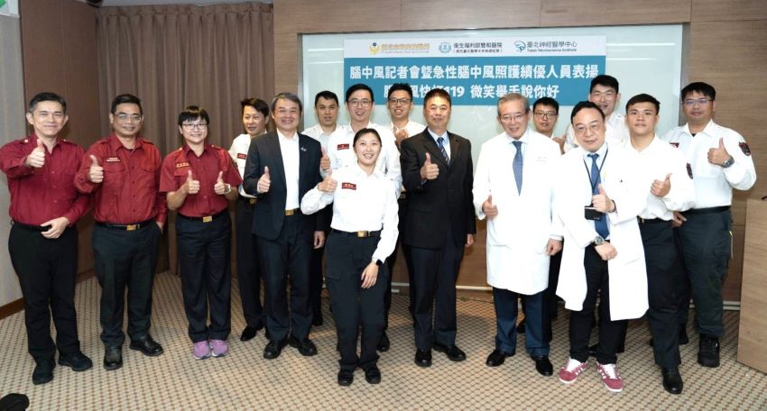 爭取治療時效績優 新北消榮獲「到院前腦中風照護」團隊獎 4 《圖說》消防局團隊出勤件數前三名;南勢、中和及永利分隊代表與雙和醫院團隊合照。〈消防局提供〉