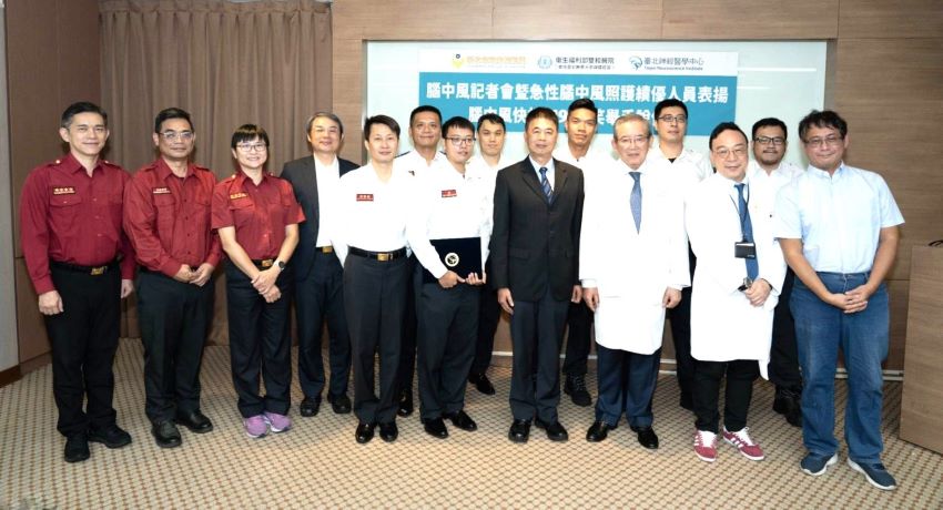 爭取治療時效績優 新北消榮獲「到院前腦中風照護」團隊獎 5 《圖說》消防局團隊辨識率前三名;新板、南勢及員山分隊代表與雙和醫院團隊合照。〈消防局提供〉