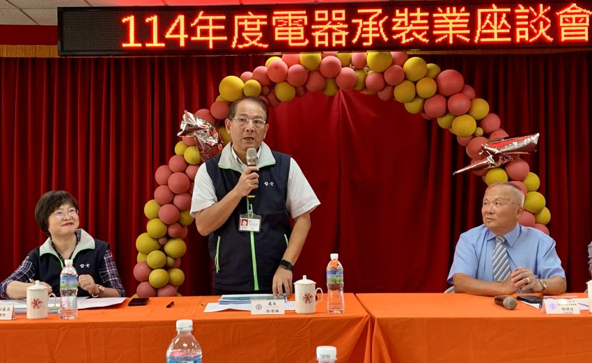 提升用電服務 台電北西區處、電器承裝業交流圓滿 4 《圖說》北西區處長徐進福(中)於會中感謝各大承裝業者對台電的支持與推廣,左副處長梁國珍。〈台電北西區處提供〉