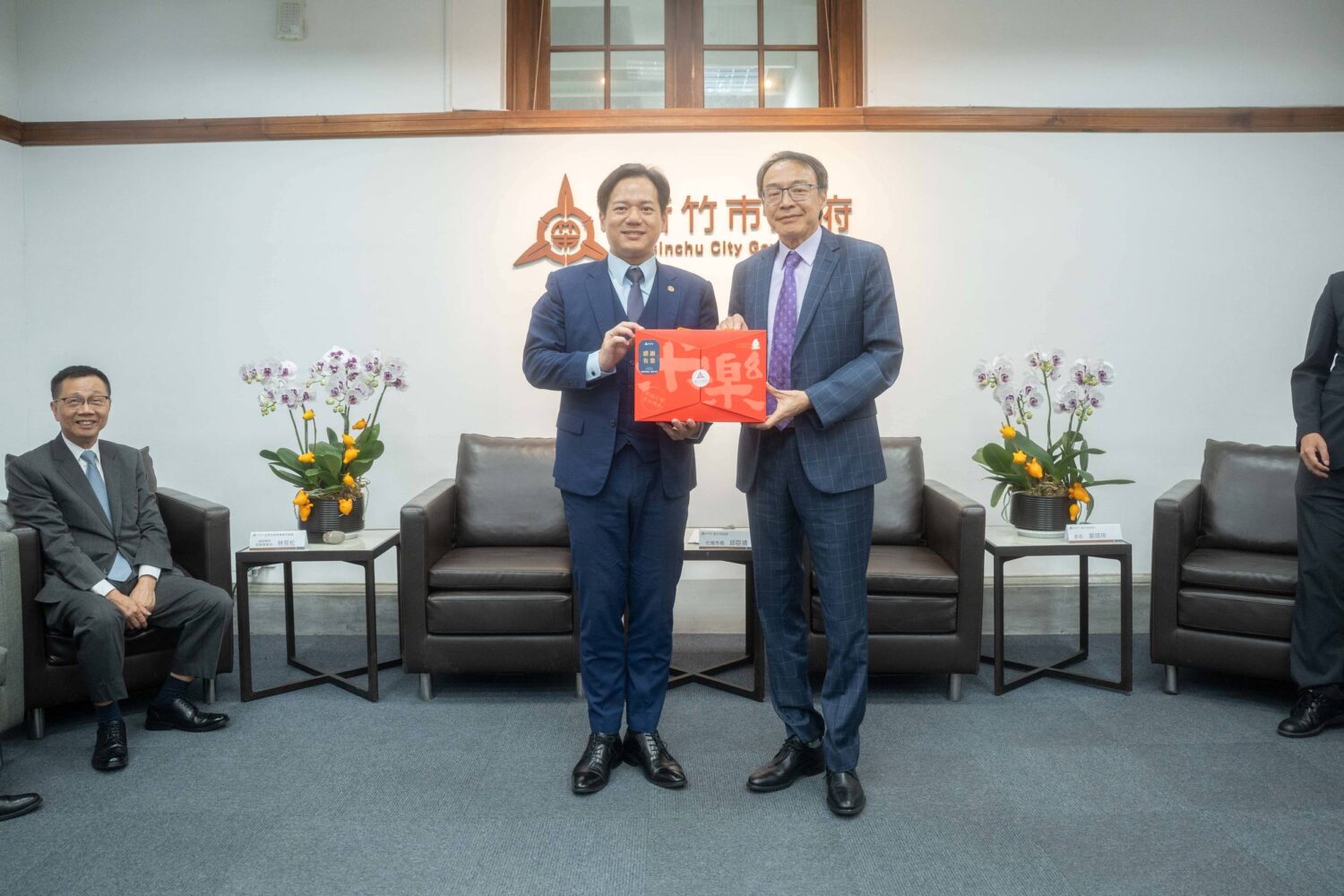 世界台商總會團隊拜會竹市府 邱臣遠代理市長:攜手深化產業交流 | 索引新聞 INDEX News 邱臣遠代理市長(左)贈送竹市特色禮品予世界台灣商會聯合總會總會長熊強生(右),感謝其長期推動海外台商與地方交流合作。(圖/記者林照東翻攝)